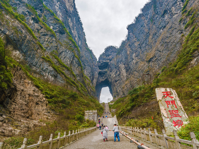       上天梯位于张家界市天门山