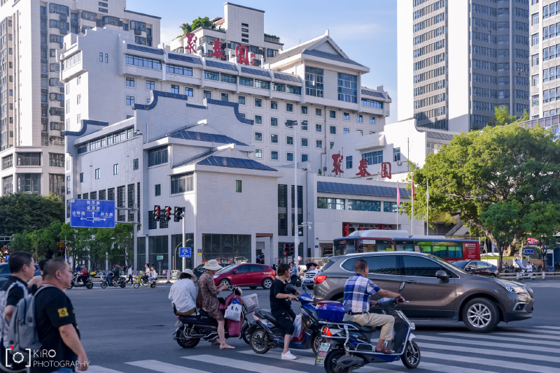 住的酒店就在东街口,叫做聚春园,算是福州