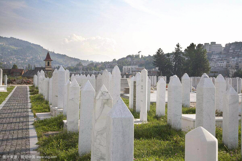一片墓地进入波黑境内,见到最多的就是墓地,公路旁,闹市区随处可见.