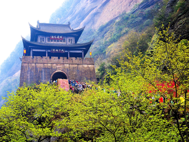 可乘坐索道上山,走绝壁观光栈道-鸟道,看姜维,登关楼,观门雄姿