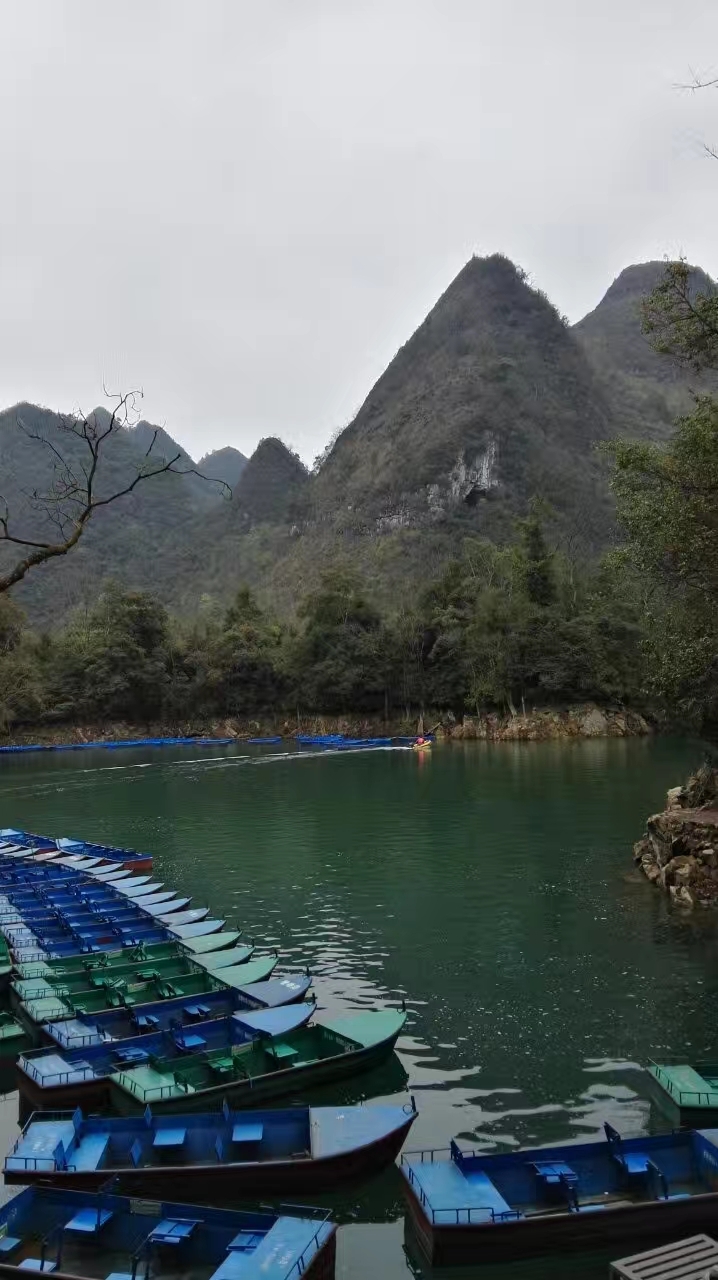 州,其位于贵州省中南部,东与黔东南州相连,南与广西壮族自治区毗邻,西