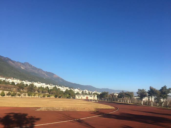 大理大学 大理大学位于古城山脚,可乘坐c2路公交车直达,学校风景宜人