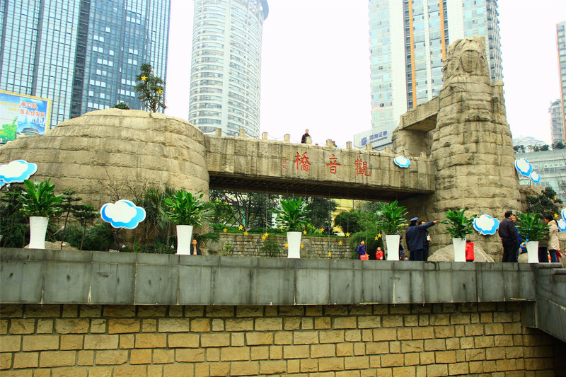 观音桥是重庆江北区的商业中心.