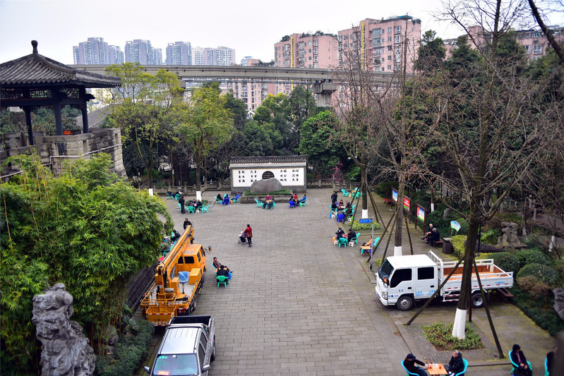 中华美德公园位于重庆市大渡口区中心,依傍双山