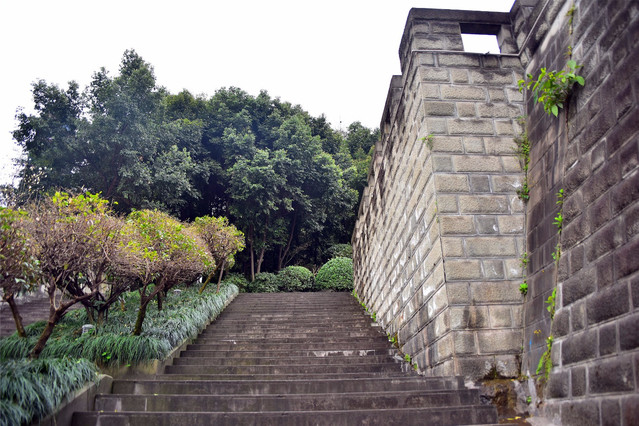 中华美德公园位于重庆市大渡口区中心,依傍双山
