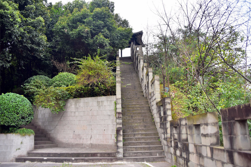 中华美德公园位于重庆市大渡口区中心,依傍双山