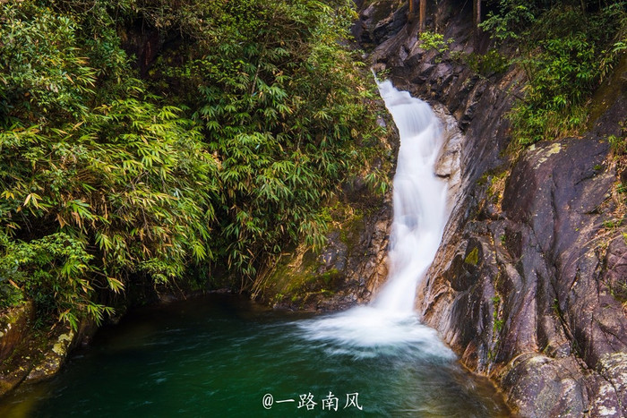 我们选择沿着登山步道游览猴王寨瀑布群风景区.