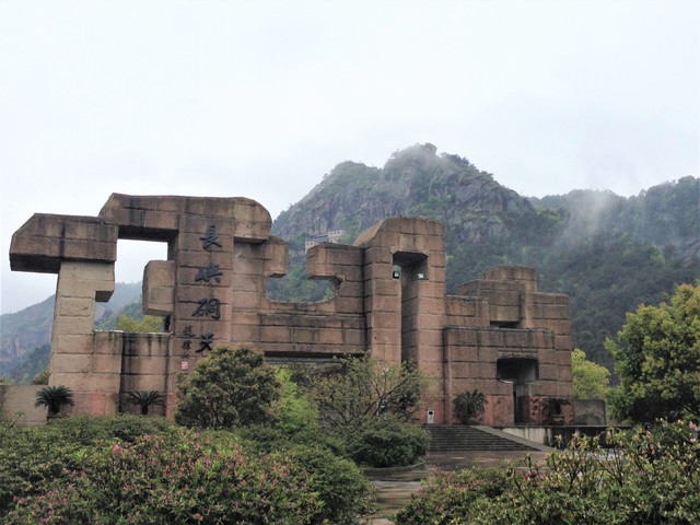 长屿硐天景区大门,这里是由人工开采石板后留下来的洞穴景观