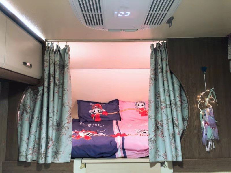 情侣温馨房车