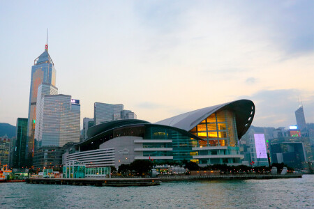 <港澳5日游>游览港珠澳大桥，港澳全景观光，全天香港昂坪，探秘大澳水乡，漫步浅水湾，大三巴牌坊，威尼斯人度假村