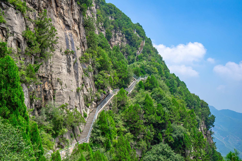 远望悬崖峭壁间悬挂一道观,这便是云丘山的另一大特色