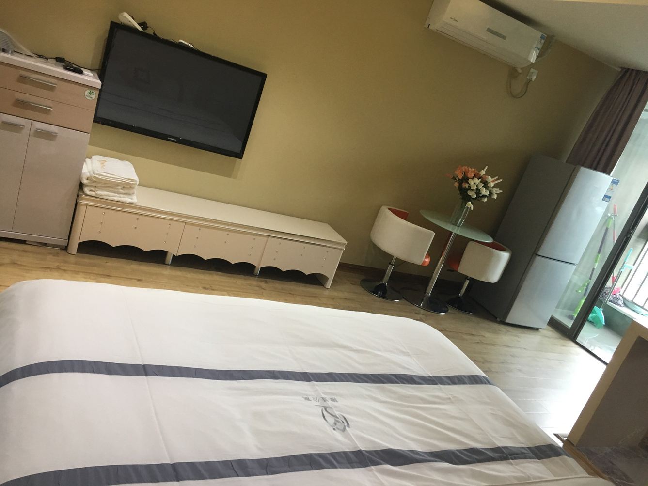 阳台一室大床房
