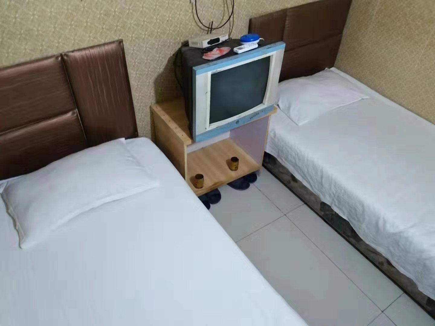 普通双人间（无窗）（公共卫浴）