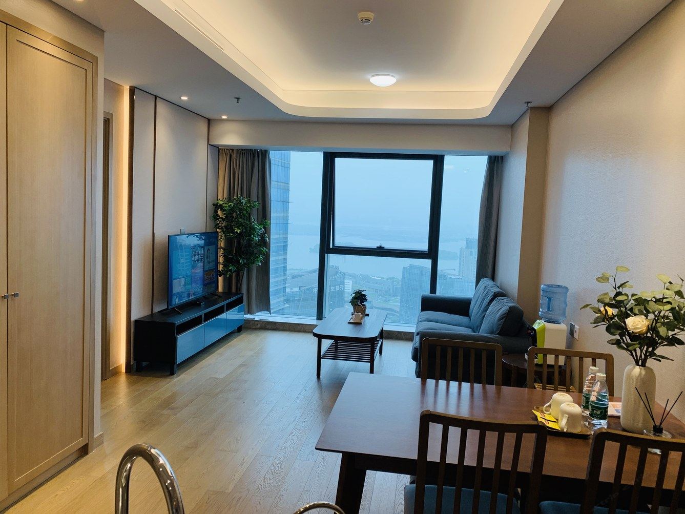 精致湖景套房