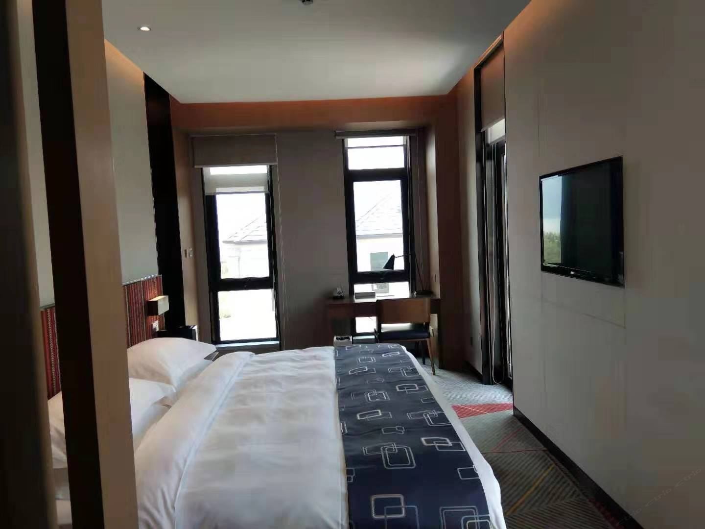 湖景大床房
