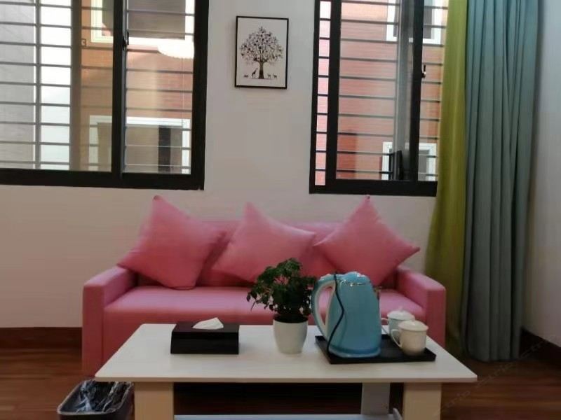 北欧粉色主题房