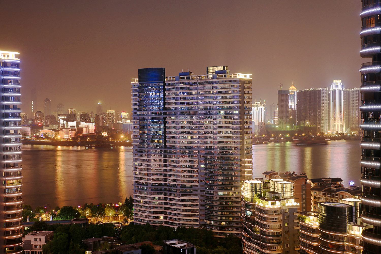 武汉武昌地铁口超大镜面超美夜景精品公寓
