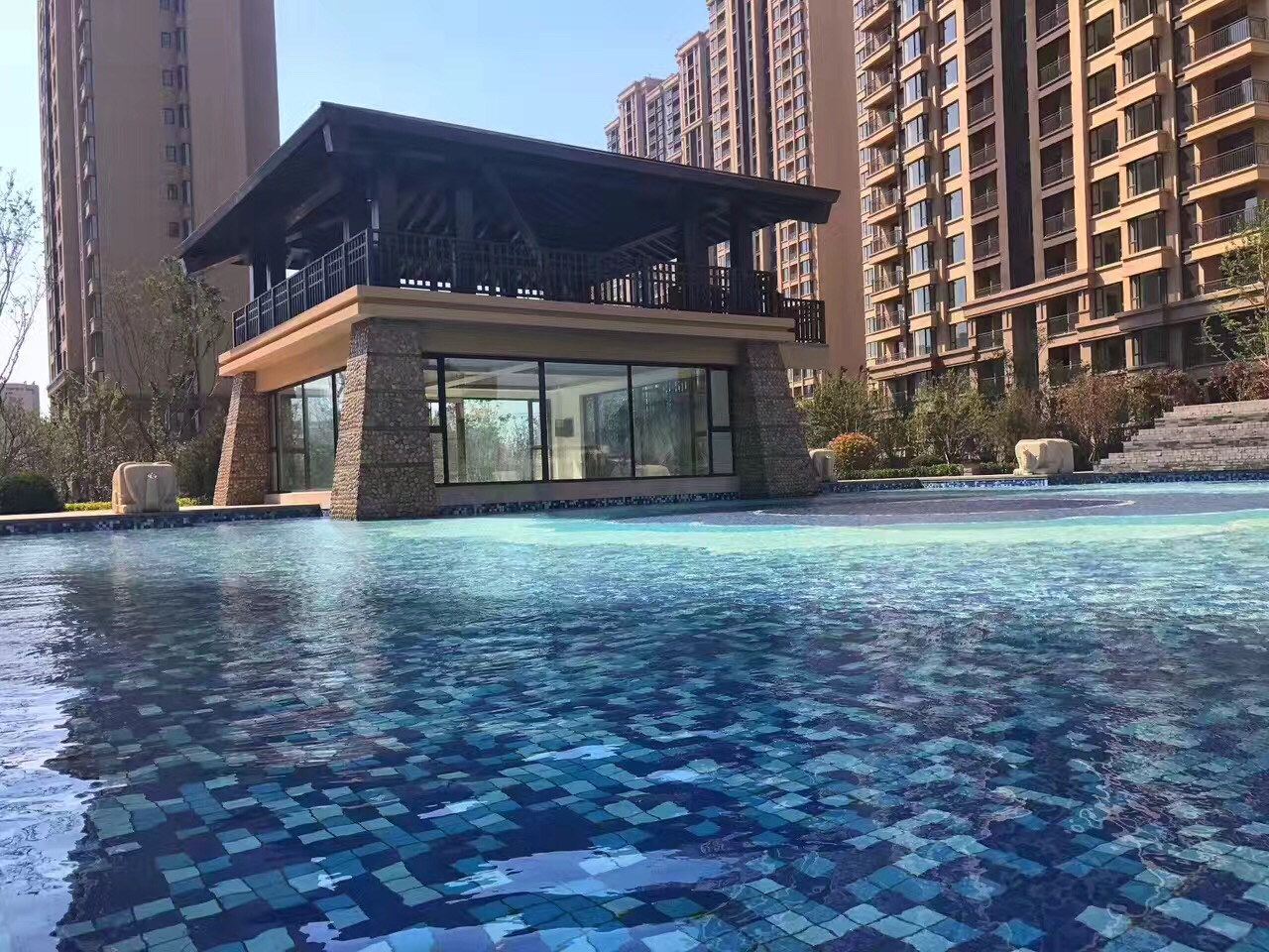 威海步行5分钟海边商圈交通便利华发高档三居室公寓