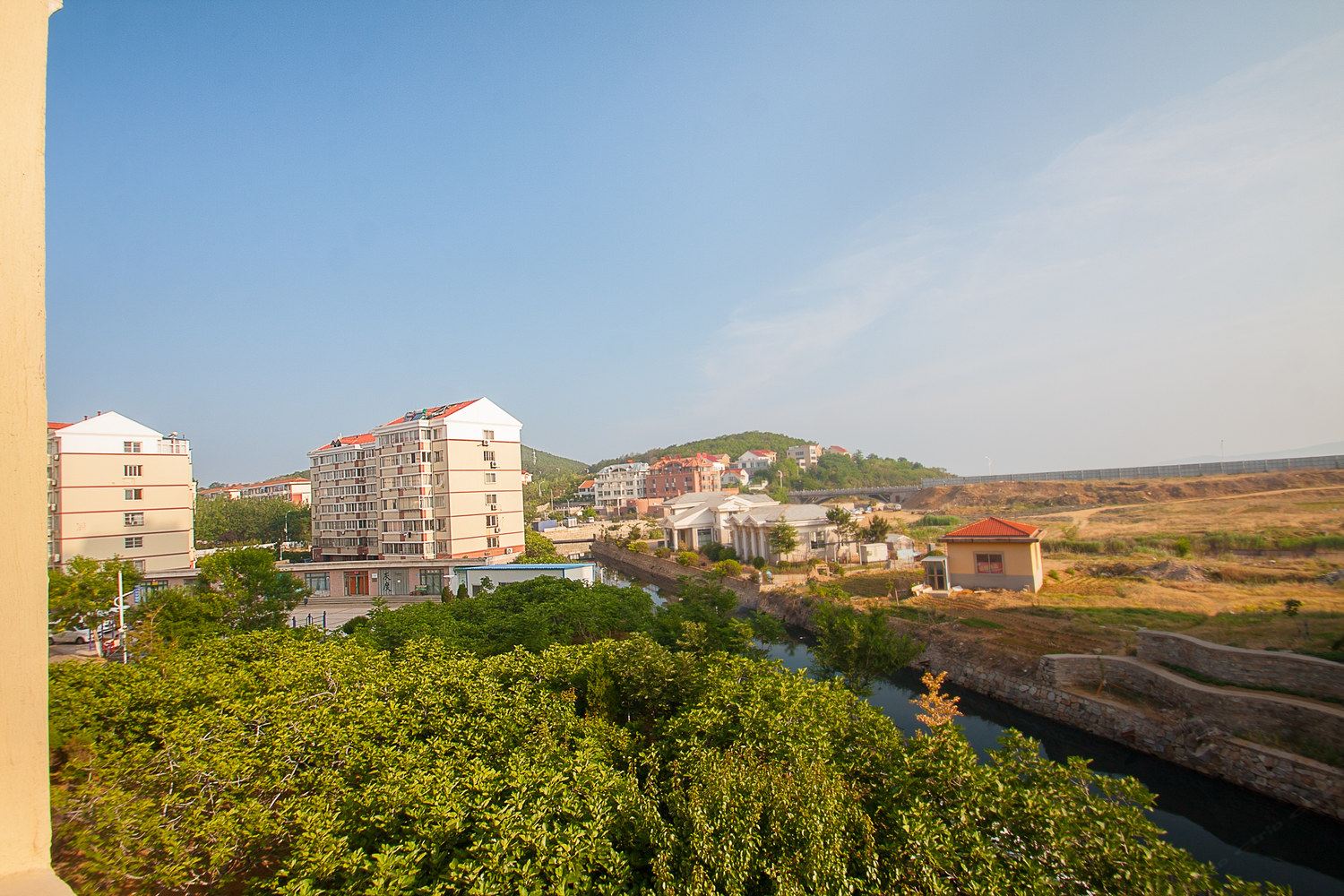 威海金海滩帝王宫市场旁阳光灿烂清新雅致房公寓