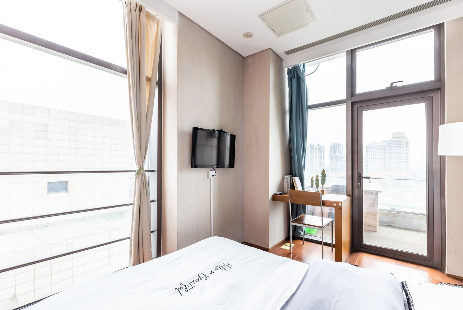 阳台一室大床房