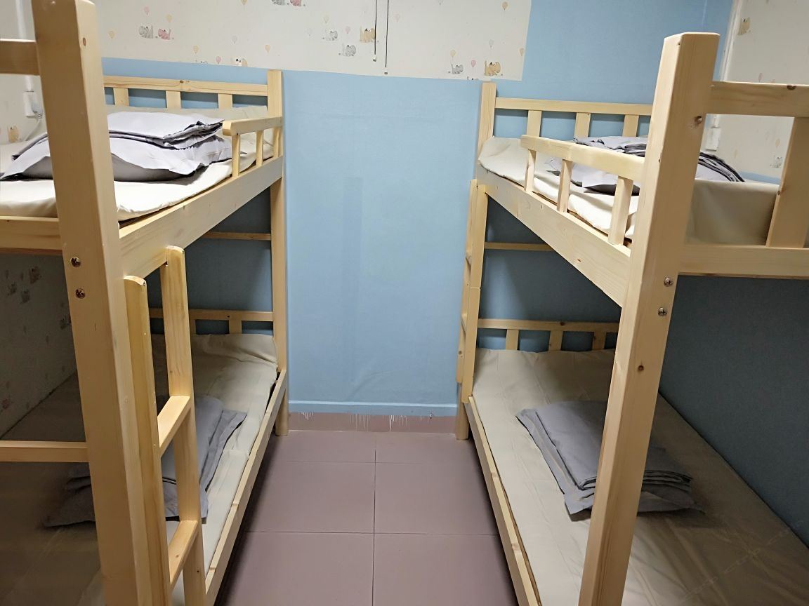 八人间(床位)(公共卫浴)