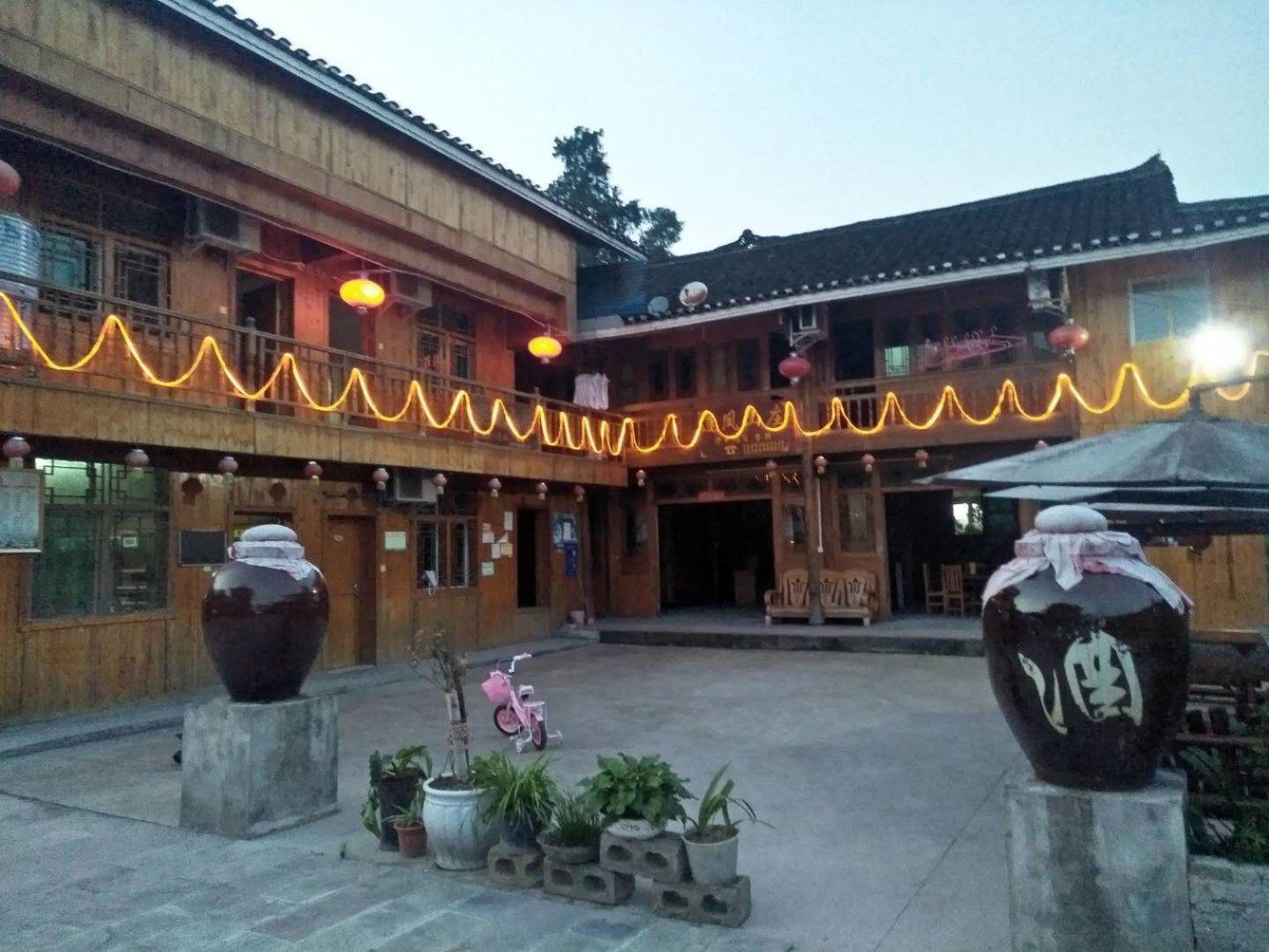 铜仁梵净山连凤山庄客栈(寨沙吊桥分店)
