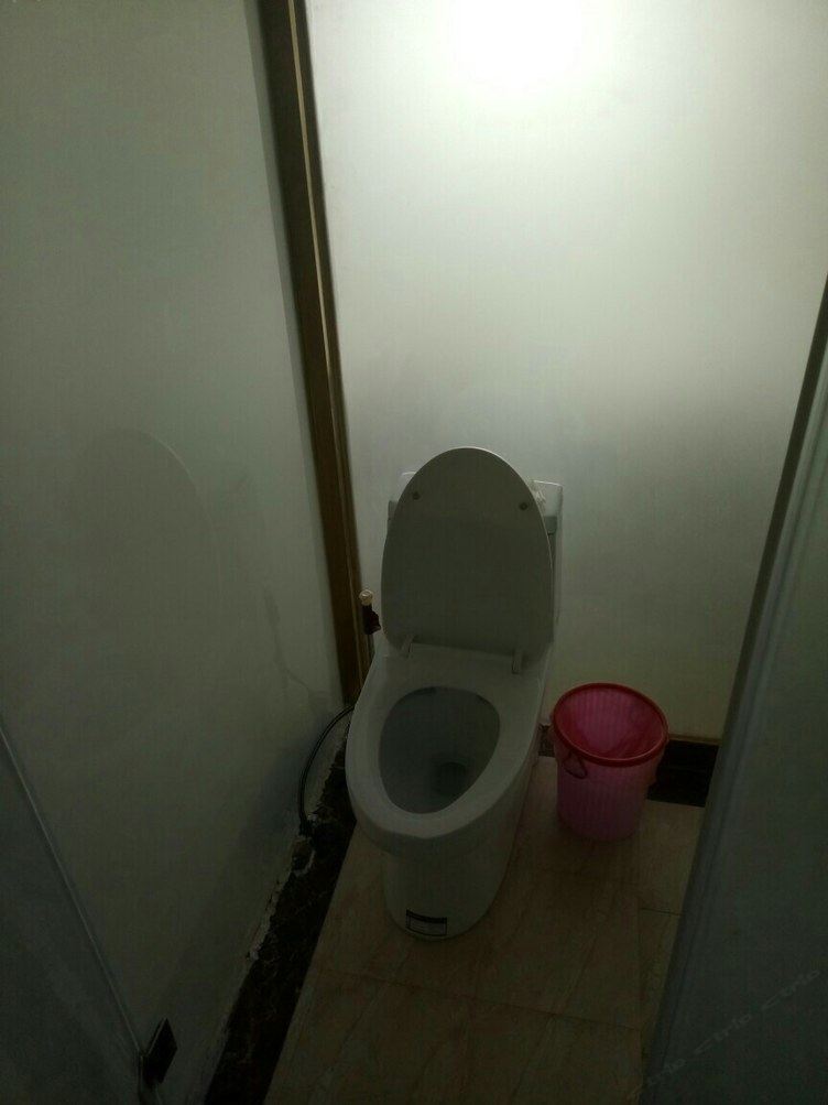 一室一厅套房(无窗)