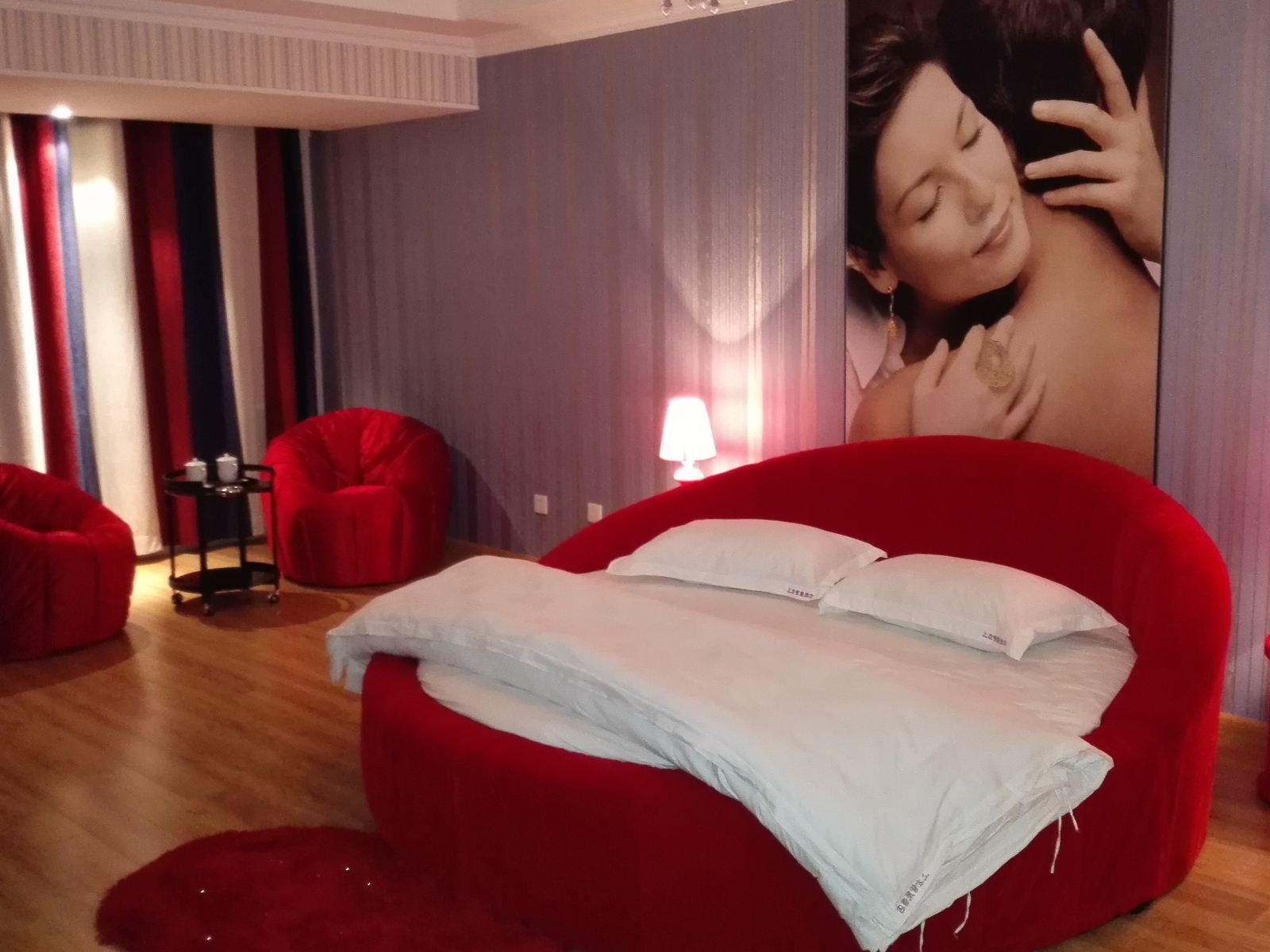 红色激情圆床房