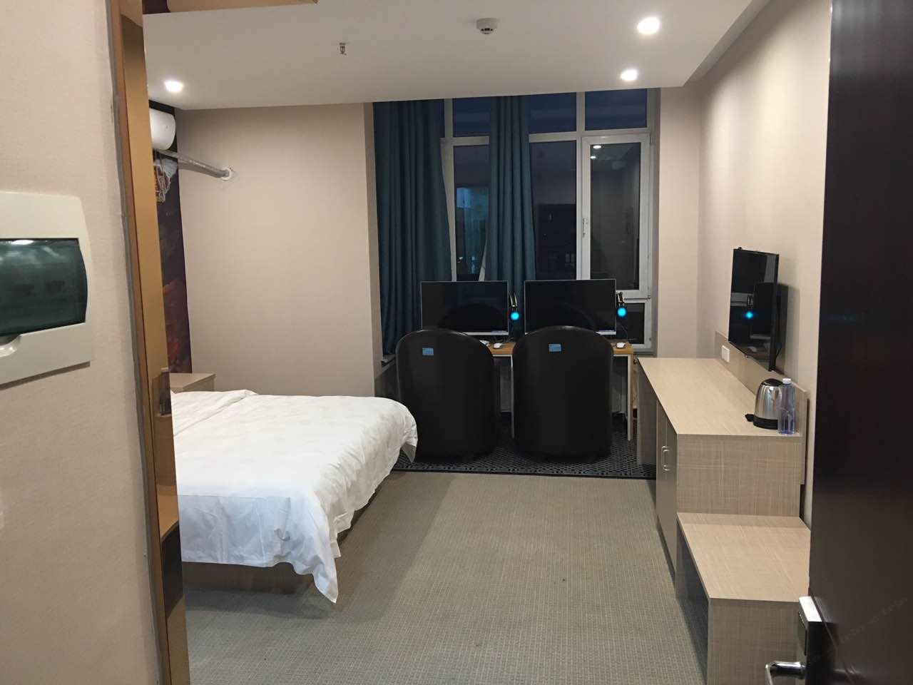 两黑激战房