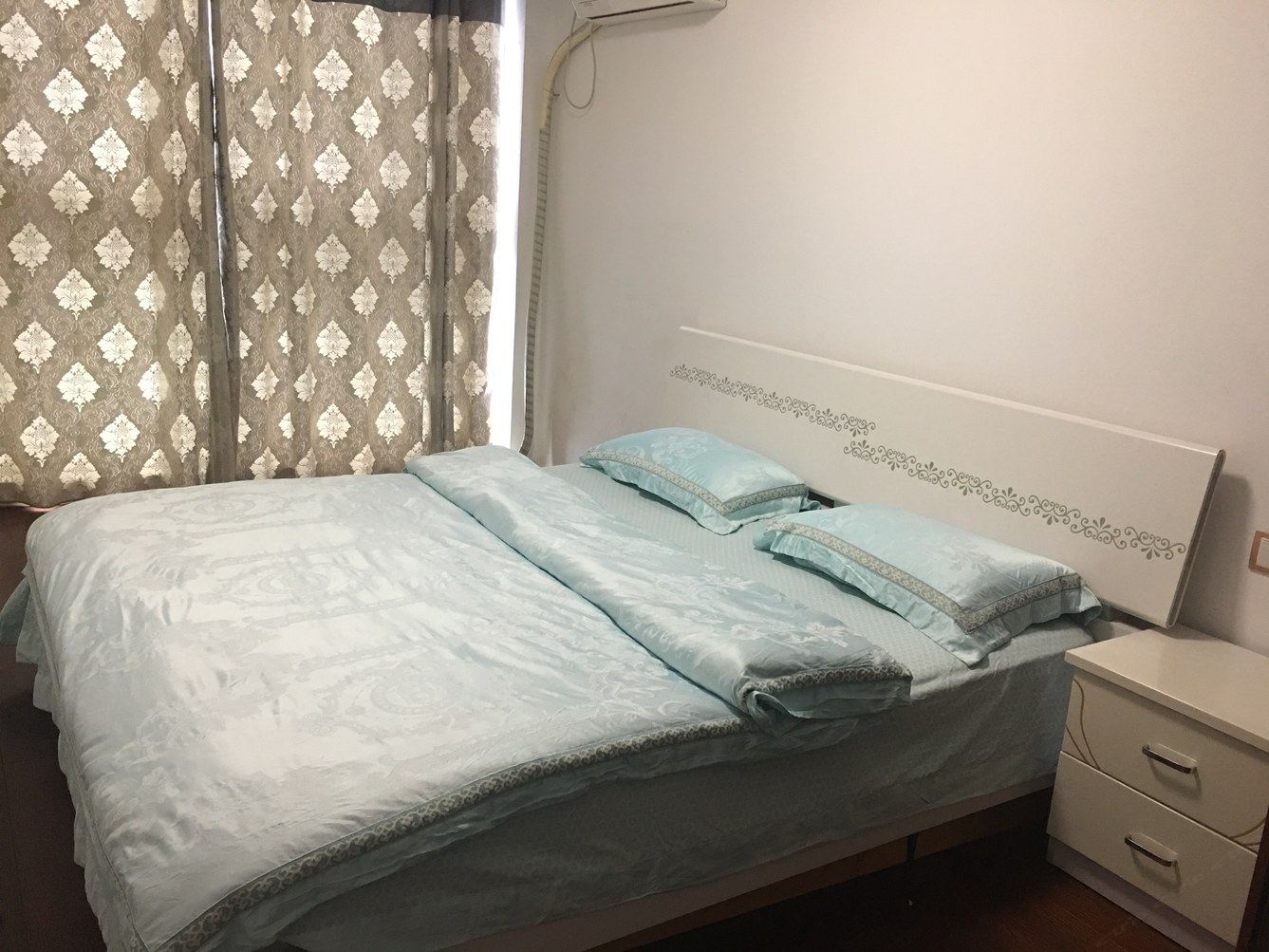 温馨四室二厅套房