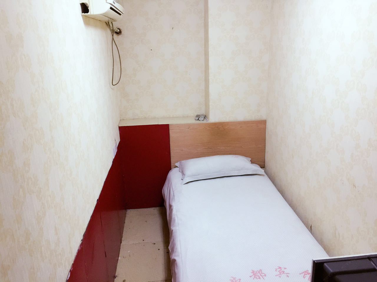 普通单人间(无窗)(公共卫浴)