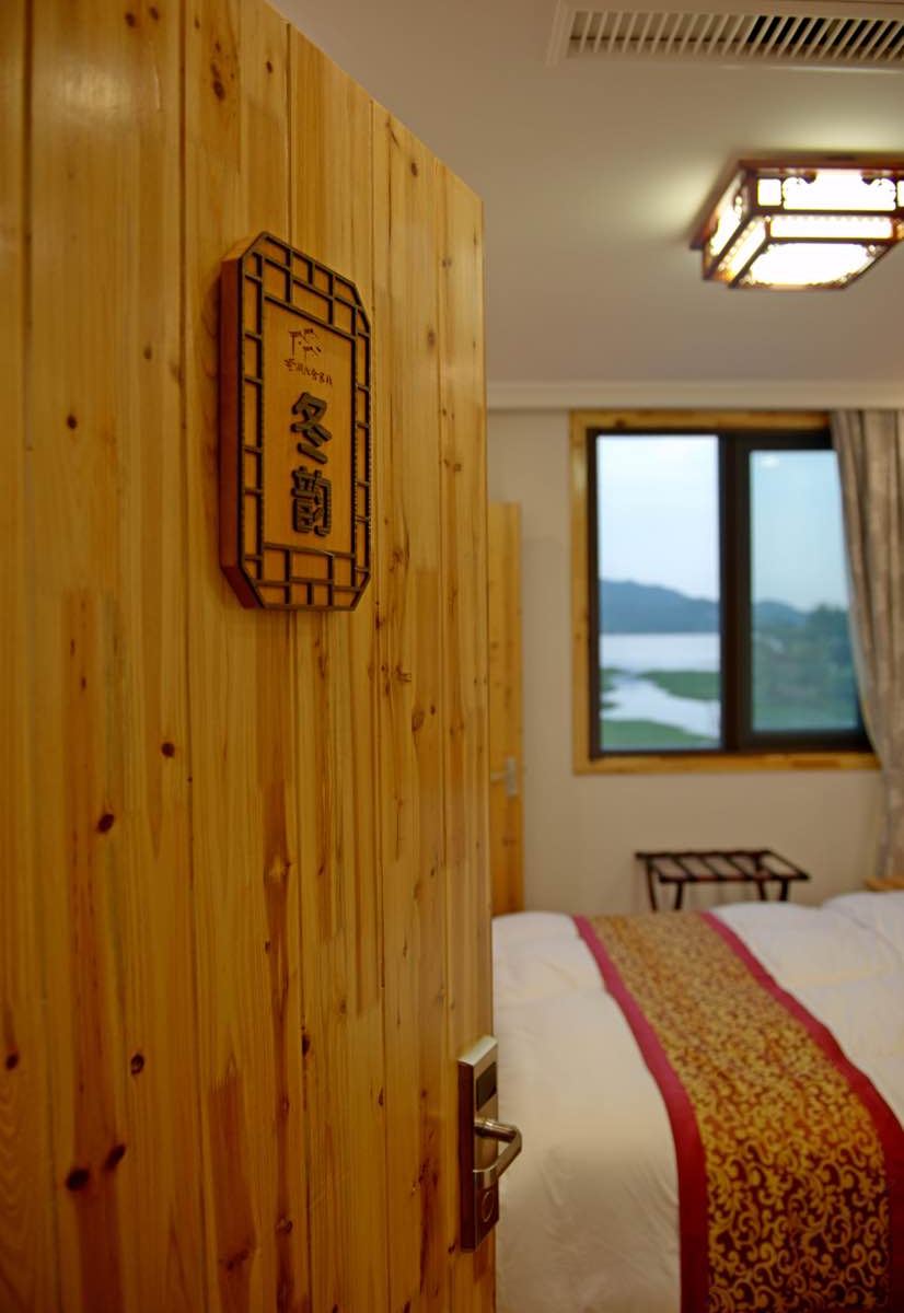 大床湖景房
