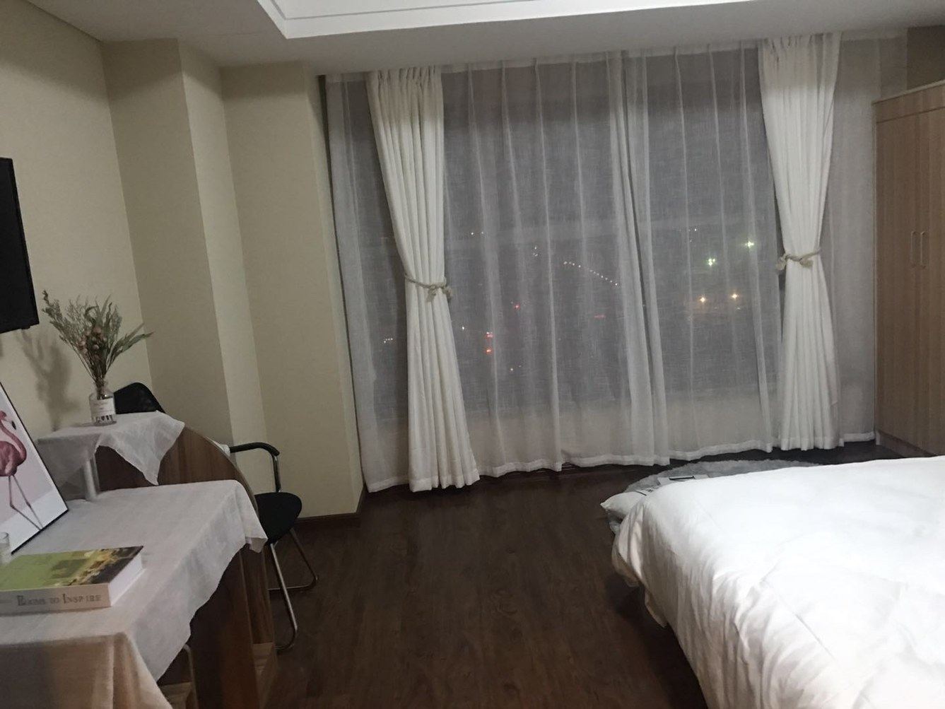 现代风一室大床房