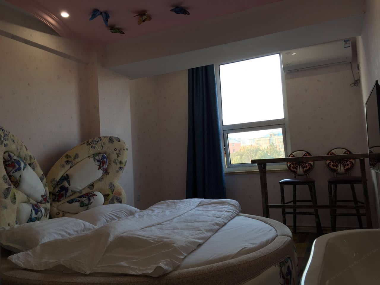 蝴蝶花语电动圆床房