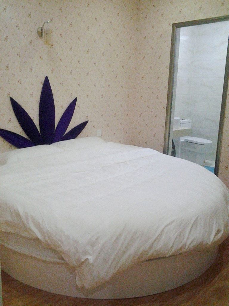 浪漫圆床房
