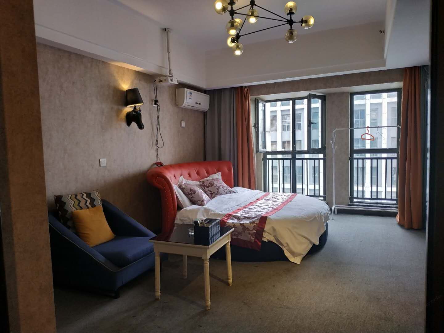 月光白投影圆床房