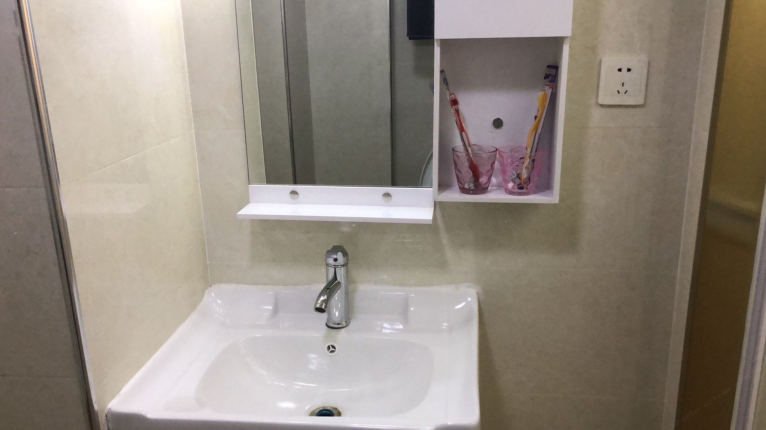 情侣一室大床房