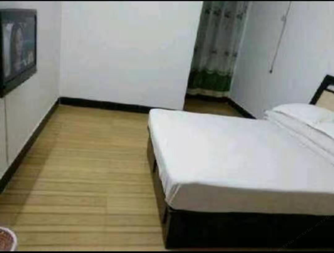 情侣大床房