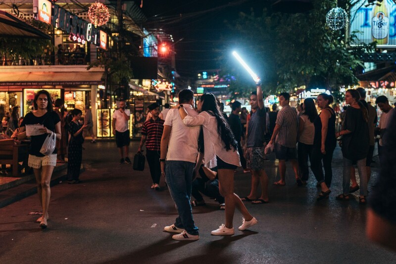 pub street人来人往的街头,每晚都会出现很多对请摄影团队拍照的情侣