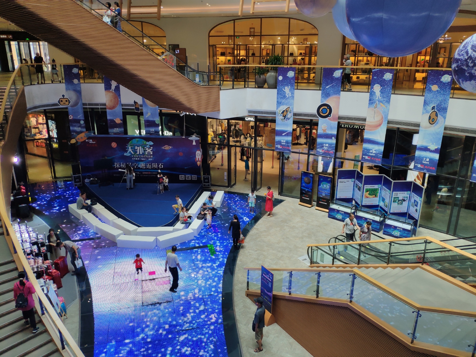 砂之船(南京)奥特莱斯—"水族馆"主题中庭
