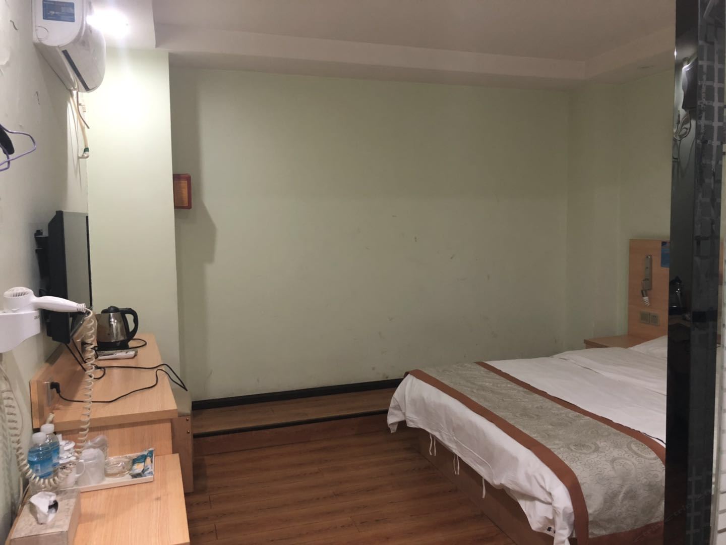 经济大床房