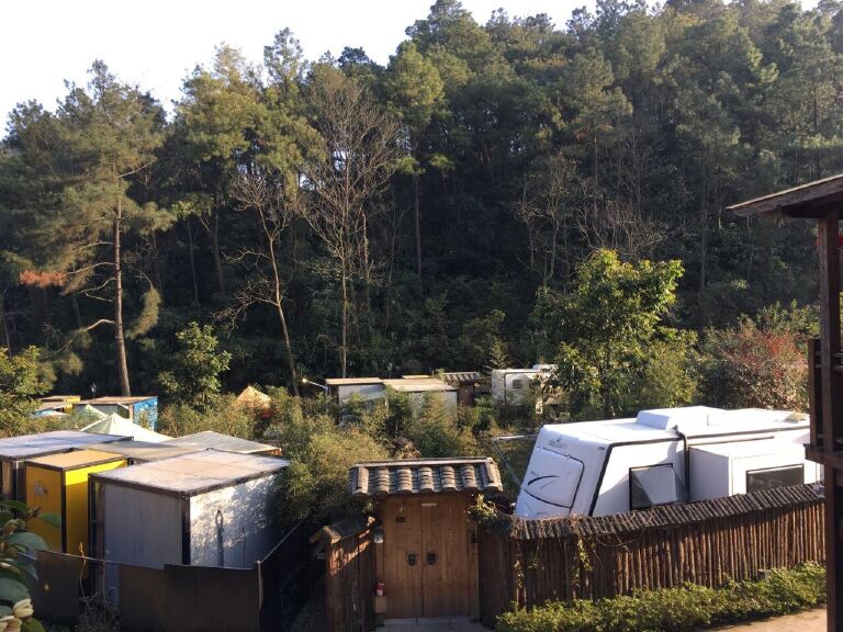 闽侯旗山森林温泉度假村房车营地坐落于森林环境上佳的旗山森林温泉度假村内,占地1万平米,坐拥天然氧吧,距福州市区约30分钟车程。 营地主打院落式主题时光,是新型的生活度假美学空间。一院一景,院院串联,还有唤醒味蕾的私家烧烤,适合生日轰趴、家庭亲子、浪漫蜜月、宝宝派对等各式聚会活动,是集度假、娱乐、康养为一体的院落式互动度假社区,逃离城市,聚会轰趴的上佳去处。 营地拥有十余套天然森林型院落并配有10辆高档配置的主题房车,一座集沙龙、会议、派对、用餐为一体,并衔接有400平米大草坪的小型主题多功能馆,一栋游客服
