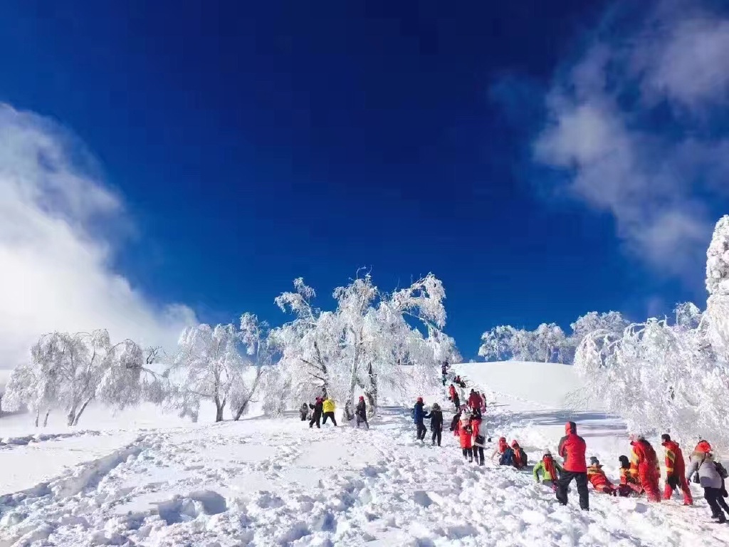畅游大美长白山,亲身历羊草山穿越,体验万科松花湖滑雪 ,纵情冰雪