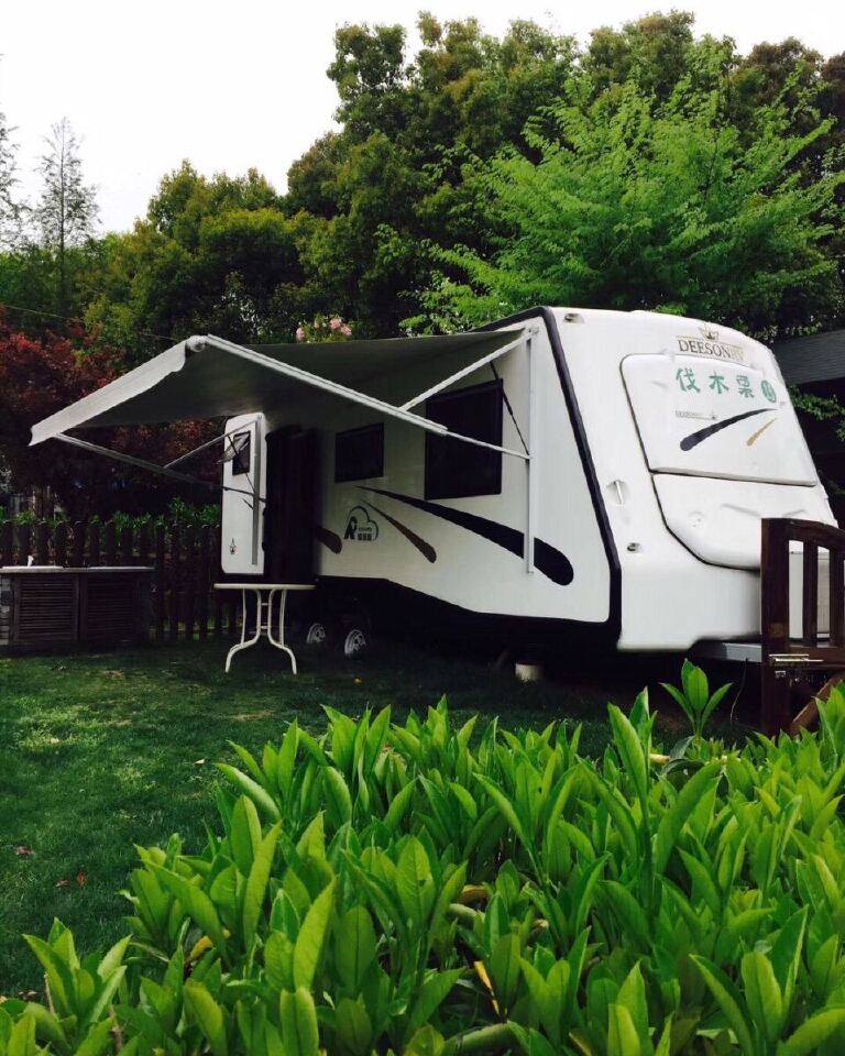 上海中航爱游客枫泾房车露营地地作为上海金山区首家独立运营的房车露营地,是集自驾房车补给停靠、房车休闲住宿、生态木屋别墅体验、团体拓展训练、户外自助烧烤、露天电影等项目为一体的高端户外露营地。<br>营地位于上海的西南门户、新沪上八景的千年历史文化名镇-----枫泾古镇中国农民画村景区。周边业态丰富,配套设施齐全,土菜精做的农家餐饮、风景宜人的休闲垂钓、安全卫生的生态采摘,一应俱全。交通便利,东与松江新浜相连,北邻青浦练塘古镇,西与浙江嘉善接壤,距离S32(申嘉湖高速)、G60(
