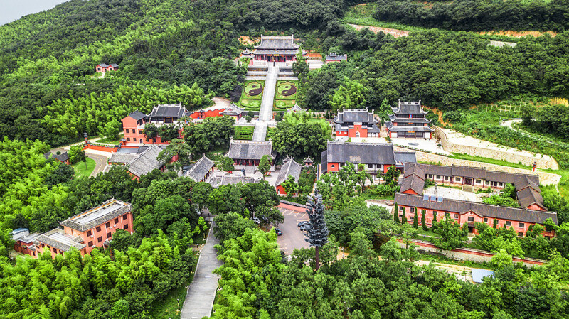 自驾来到常州金坛的茅山风景区,茅山是有名_风景520 泡泡屋的入口是拉链式的密封门,进入泡泡屋一定要快速度,因为如果长时间打开入口玄关的拉链,房间里的空气就会外泄,泡泡就会泄气缩小坍塌,正常的进出的速度,泡泡屋的自动充气系统是完全可以进行补足的,泡泡屋虽然没有支架,但木床、桌子和书架等,都可以在严重漏气时提供整体空间的支撑,所以完全不用担心坍塌后会窒息,泡泡屋有很强劲的静音充气气泵和空气循环系统。建议进出玄关泡泡的时候,一定要拉上主卧室泡泡的气密拉链,这样泡泡屋就不会有塌陷的的风险。