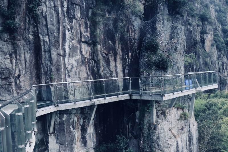 最刺激的非玻璃栈道莫属,底下就是万丈深渊