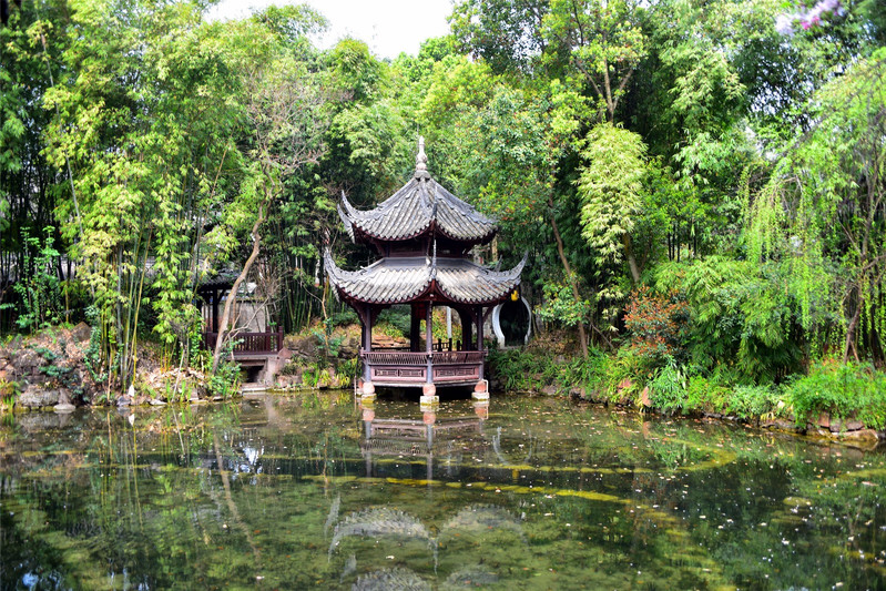 三苏祠的园林风格具有浓厚的川西民居风格.