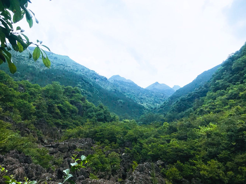 山外有山,苍翠群山重重叠叠