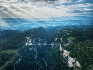 張家界天門山玻璃棧道旅游路線_張家界天門山玻璃棧道旅游價(jià)格多少跟團(tuán)_張家界天門山玻璃棧道旅游花費(fèi)一般多少