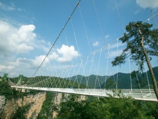張家界天門山玻璃棧道旅游路線_張家界天門山玻璃棧道旅游價(jià)格多少跟團(tuán)_張家界天門山玻璃棧道旅游花費(fèi)一般多少